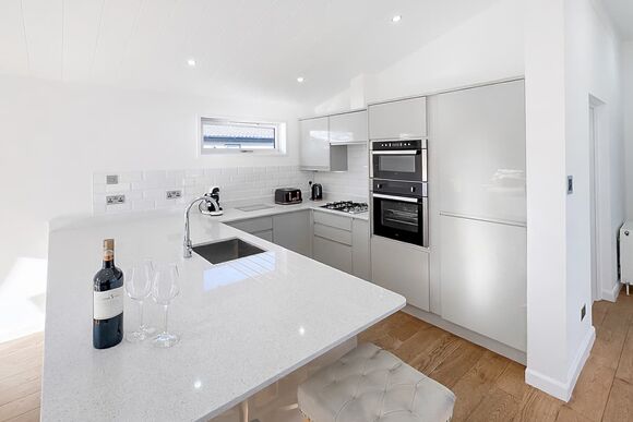 Executive Lodge with Hot Tub - Foxhunter Park, Monkton, Nr Ramsgate