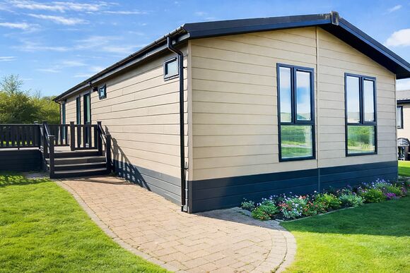 Executive Lodge with Hot Tub - Foxhunter Park, Monkton, Nr Ramsgate