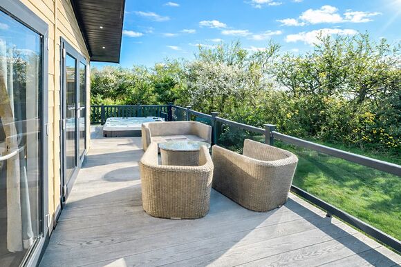 Executive Lodge with Hot Tub - Foxhunter Park, Monkton, Nr Ramsgate