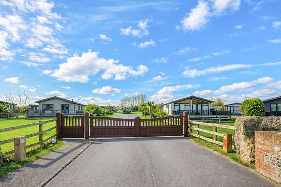 Executive Lodge with Hot Tub - Foxhunter Park, Monkton, Nr Ramsgate