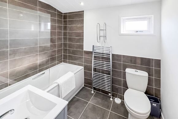 Executive Lodge with Hot Tub - Foxhunter Park, Monkton, Nr Ramsgate