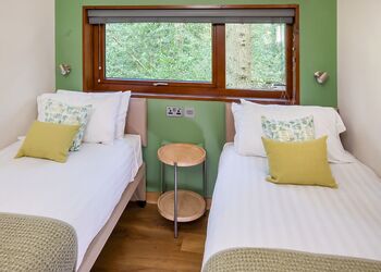 Golden Oak 3 Pet - Garwnant Brecon Beacons, Merthyr Tydfil