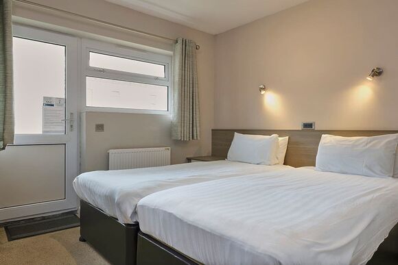 Shoreline Apartment Plus 1 - Golden Coast Holiday Park, Woolacombe