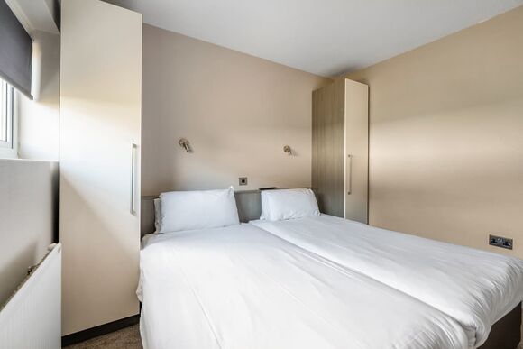 Shoreline Apartment 1 - Golden Coast Holiday Park, Woolacombe