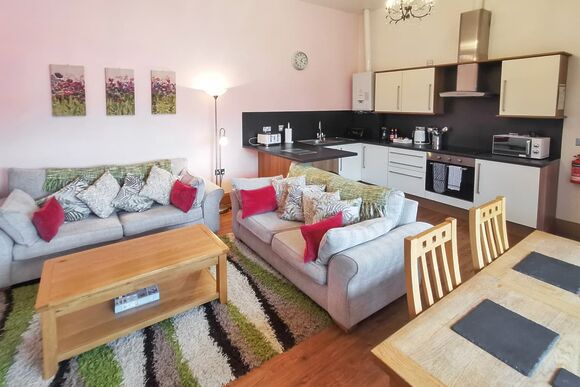 Pembrokeshire Courtyard Apartment (Pet) - Grondre Holiday Park, Clunderwen, Nr Narberth