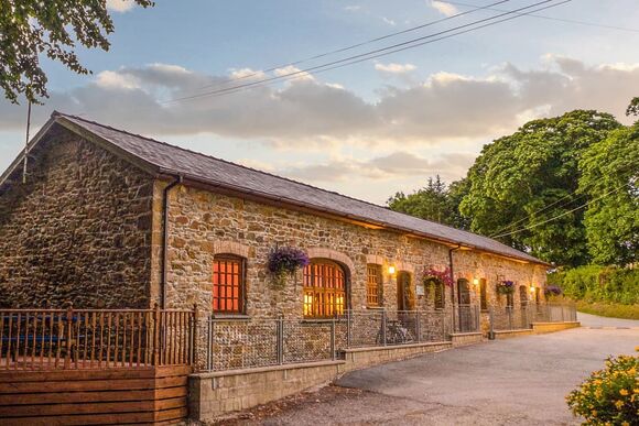 Pembrokeshire Courtyard Apartment (Pet) - Grondre Holiday Park, Clunderwen, Nr Narberth