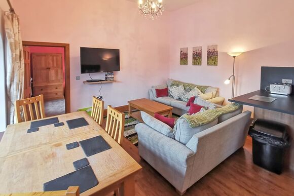 Pembrokeshire Courtyard Apartment (Pet) - Grondre Holiday Park, Clunderwen, Nr Narberth