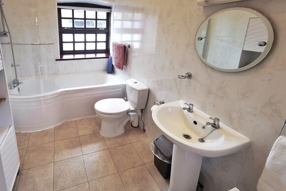 Pembrokeshire Courtyard Apartment (Pet) - Grondre Holiday Park, Clunderwen, Nr Narberth