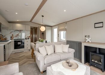 Premium Hot Tub 4 bedroom Holiday Home sleeps 8 - Green Hill Farm Holiday Village, Landford,  Nr Salisbury