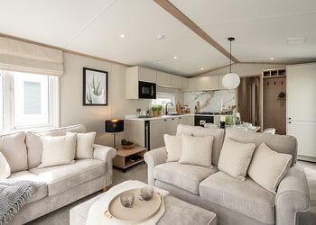 Premium Hot Tub 4 bedroom Holiday Home sleeps 8 - Green Hill Farm Holiday Village, Landford,  Nr Salisbury