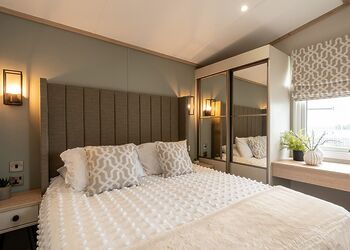 Premium Hot Tub 4 bedroom Holiday Home sleeps 8 - Green Hill Farm Holiday Village, Landford,  Nr Salisbury