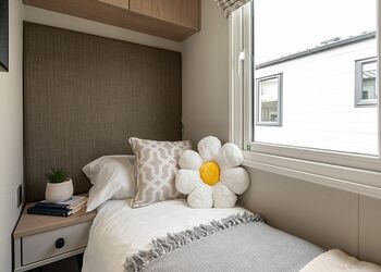 Premium Hot Tub 4 bedroom Holiday Home sleeps 8 - Green Hill Farm Holiday Village, Landford,  Nr Salisbury