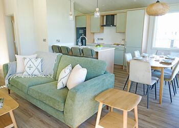 Autograph Retreat Hot Tub 2 bed Luxury Lodge slps 4 - Green Hill Farm Holiday Village, Landford,  Nr Salisbury