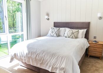 Autograph Retreat Hot Tub 2 bed Luxury Lodge slps 4 - Green Hill Farm Holiday Village, Landford,  Nr Salisbury
