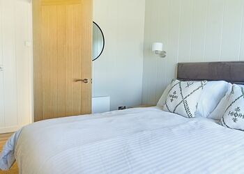 Autograph Retreat Hot Tub 2 bed Luxury Lodge slps 4 - Green Hill Farm Holiday Village, Landford,  Nr Salisbury