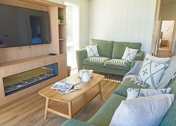 Autograph Retreat Hot Tub 3 bed Luxury Lodge slps 6 - Green Hill Farm Holiday Village, Landford,  Nr Salisbury