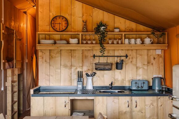 The Woody Safari Tent (Pet) - Green Hill Farm Holiday Village, Landford,  Nr Salisbury