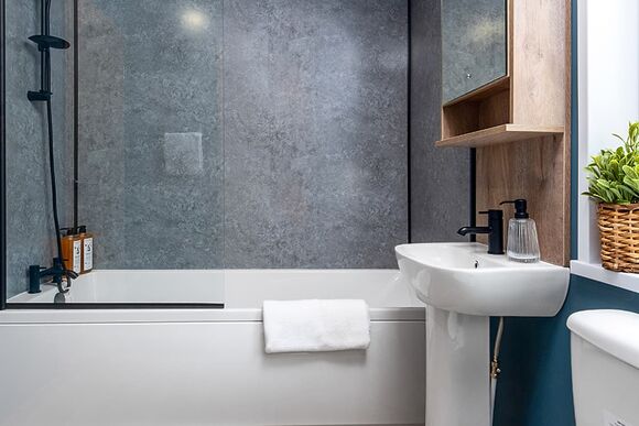 Exclusive 3 bedroom Sauna Lodge sleeps 6 - Green Hill Farm Holiday Village, Landford,  Nr Salisbury