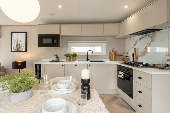 Premium Hot Tub 4 bedroom Holiday Home sleeps 8 - Green Hill Farm Holiday Village, Landford,  Nr Salisbury