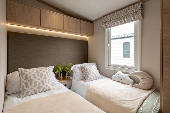 Premium Hot Tub 4 bedroom Holiday Home sleeps 8 - Green Hill Farm Holiday Village, Landford,  Nr Salisbury