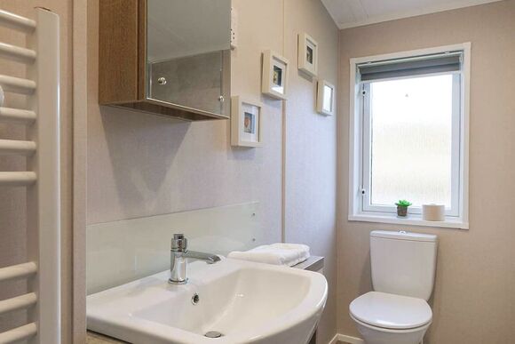 Exclusive 2 bedroom Lodge sleeps 4 (Pet) - Green Hill Farm Holiday Village, Landford,  Nr Salisbury