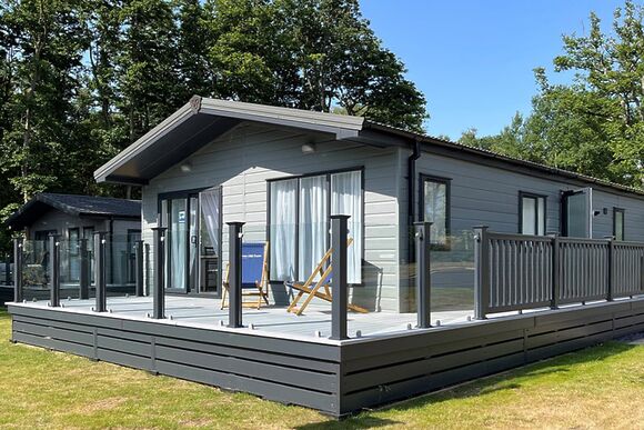 Exclusive 3 bedroom Lodge sleeps 6 - Green Hill Farm Holiday Village, Landford,  Nr Salisbury