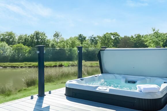 Autograph Hot Tub 2 bed Luxury Lodge sleeps 4 - Green Hill Farm Holiday Village, Landford,  Nr Salisbury
