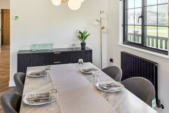 Autograph Hot Tub 2 bed Luxury Lodge sleeps 4 - Green Hill Farm Holiday Village, Landford,  Nr Salisbury