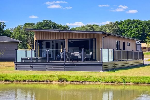 Autograph Hot Tub 2 bed Luxury Lodge sleeps 4 Pet - Green Hill Farm Holiday Village, Landford,  Nr Salisbury