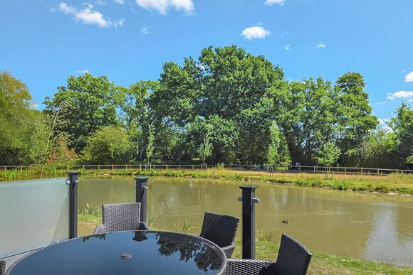 Autograph Hot Tub 2 bed Luxury Lodge sleeps 4 Pet - Green Hill Farm Holiday Village, Landford,  Nr Salisbury