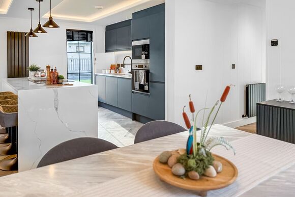 Autograph Hot Tub 2 bed Luxury Lodge sleeps 4 Pet - Green Hill Farm Holiday Village, Landford,  Nr Salisbury