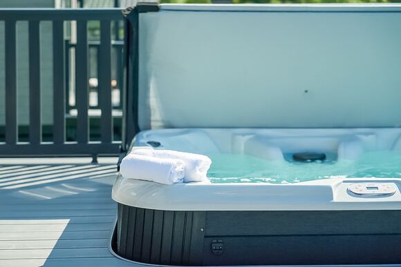 Autograph Glass House Hot Tub 2 Luxury  Slps 4 - Green Hill Farm Holiday Village, Landford,  Nr Salisbury