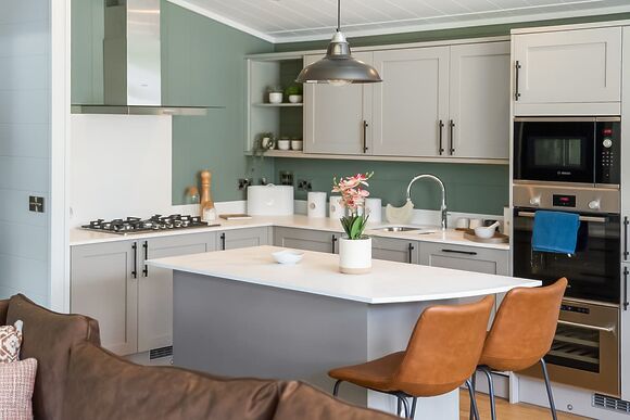 Autograph Glass House Hot Tub 2 Luxury  Slps 4 - Green Hill Farm Holiday Village, Landford,  Nr Salisbury