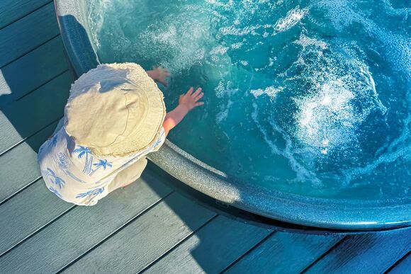 Autograph Glass House Hot Tub 2 Luxury  Slps 4 - Green Hill Farm Holiday Village, Landford,  Nr Salisbury