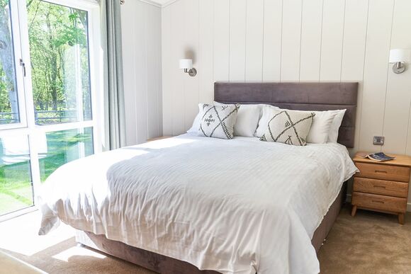 Autograph Retreat Hot Tub 2 bed Luxury Lodge slps 4 - Green Hill Farm Holiday Village, Landford,  Nr Salisbury