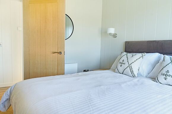 Autograph Retreat Hot Tub 2 bed Luxury Lodge slps 4 - Green Hill Farm Holiday Village, Landford,  Nr Salisbury