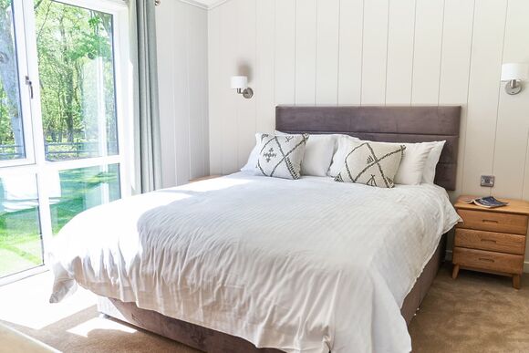 Autograph Retreat Hot Tub 3 bed Luxury Lodge slps 6 - Green Hill Farm Holiday Village, Landford,  Nr Salisbury