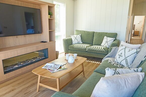 Autograph Retreat Hot Tub 3 bed Luxury Lodge slps 6 - Green Hill Farm Holiday Village, Landford,  Nr Salisbury