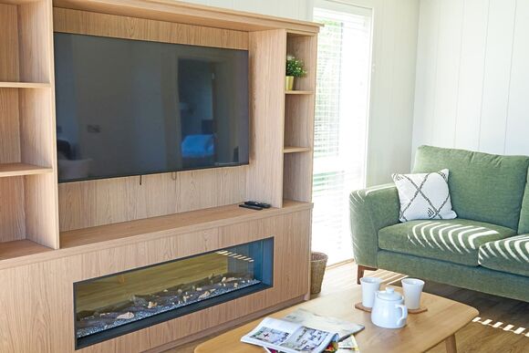 Autograph Retreat Hot Tub 3 bed Luxury Lodge slps 6 - Green Hill Farm Holiday Village, Landford,  Nr Salisbury