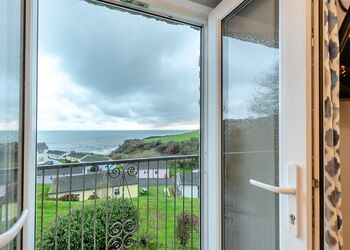 Bijou Cottage - Gilfach Holiday Apartments, Gilfach-Yr-Halen