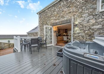 Cwm Cottage - Gilfach Holiday Apartments, Gilfach-Yr-Halen