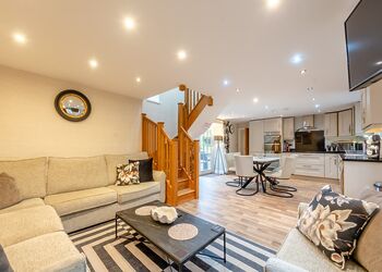 Cwm Cottage - Gilfach Holiday Apartments, Gilfach-Yr-Halen