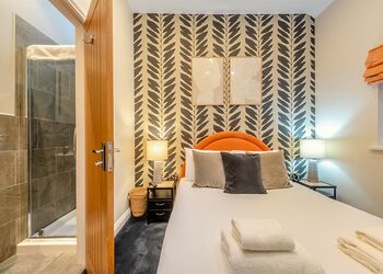 Cwm Cottage - Gilfach Holiday Apartments, Gilfach-Yr-Halen