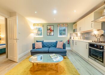 Gilfach Apartment Hot Tub - Gilfach Holiday Apartments, Gilfach-Yr-Halen