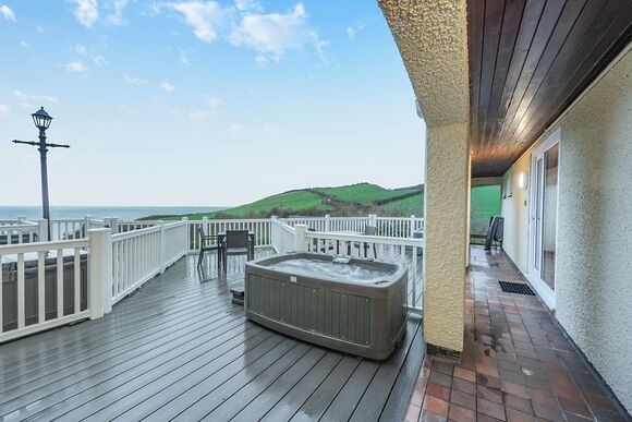 Gilfach Apartment Hot Tub - Gilfach Holiday Apartments, Gilfach-Yr-Halen