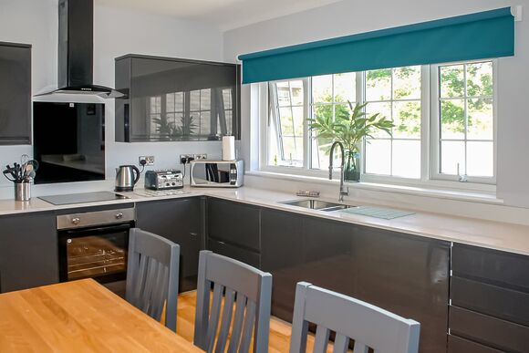 The Courtyard Apartment - Gilfach Holiday Apartments, Gilfach-Yr-Halen