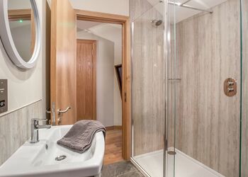 Golden Oak 5 Bed Treehouse Pet - Glentress Forest, Peebles