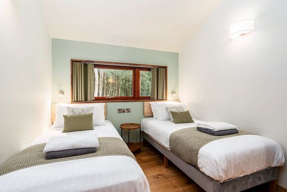 Golden Oak 3 Bed Pet Free (2 double and 1 twin) - Glentress Forest, Peebles