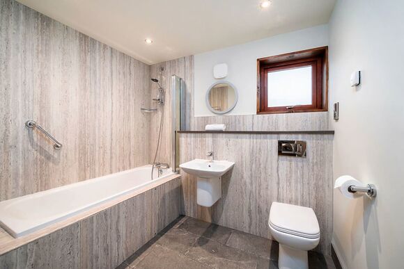 Golden Oak 3 Bed Pet Free (2 double and 1 twin) - Glentress Forest, Peebles