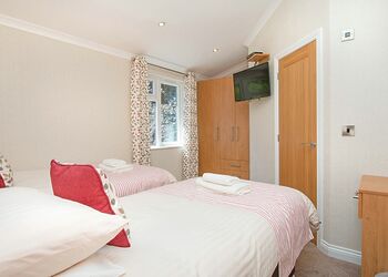 Platinum Albatross Spa Lodge